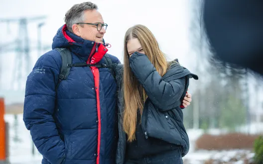 Kuvassa on aikuinen mies ja nuori tyttö