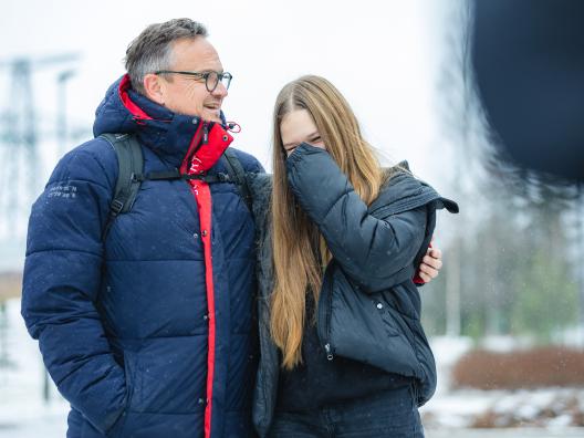Kuvassa on aikuinen mies ja nuori tyttö