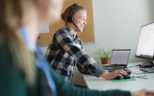 Ensilinjan sairaanhoitaja työssään