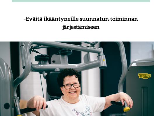 Ikääntynyt nainen kuntosalilla. 