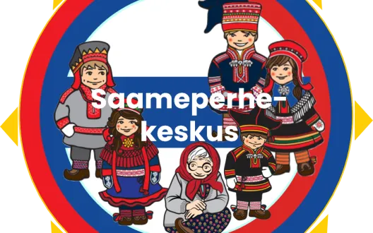 Saamenlipun väreissä olevan ympyrän sisällä gakteihin pukeutuneita eri-ikäisiä piirrettyjä ihmishahmoja. Kuvan päällä on teksti: Saameperhekeskus.