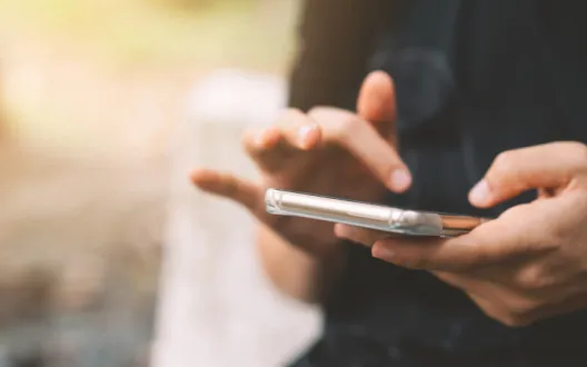 Asiakas selaa mobiilisovellusta