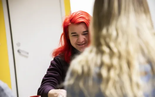 Nuoret pelaamassa yhdessä kortti.a