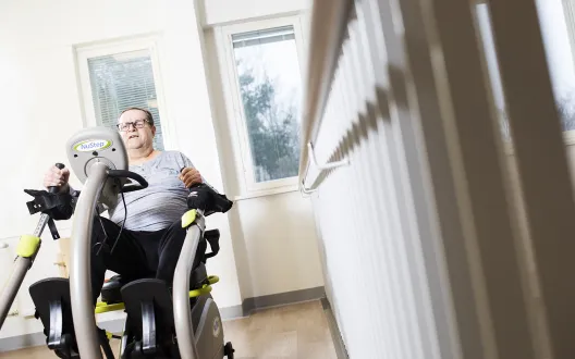 Ikääntynyt mies kuntoilee.