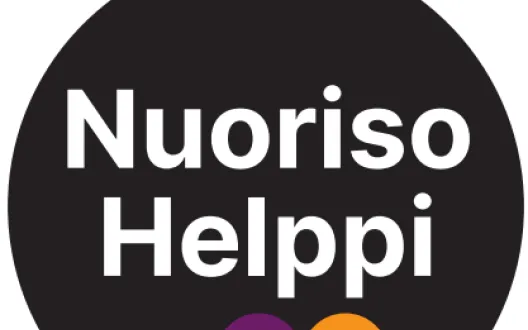 NuorisoHelppi -logo valkoinen teksti, musta pohja ja värikkäitä kuvioita