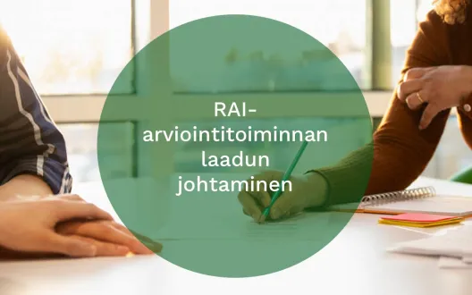 Henkilöitä pöydän ääressä työskentelemässä. Keskellä teksti: RAI-arviointitoiminnan laadun johtaminen.