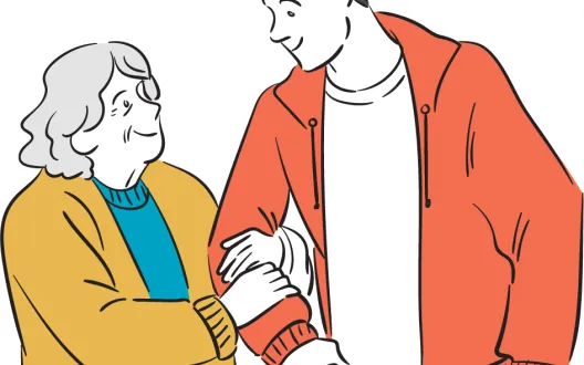 Liikunnanohjaaja oranssissa hupparissa kävelee käsikynkässä yhdessä keltaiseen takkiin pukeutuneen iäkkään rouvan kanssa hymyillen ja katsoen toisiansa silmiin.