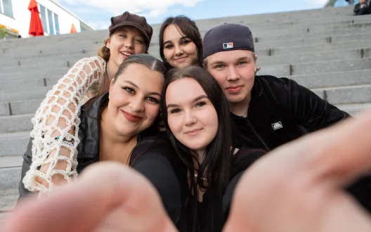 Yhteiskuva, jossa viisi nuorta. Selfie.