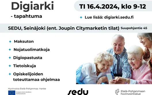 Kuvassa yksi seniori-ikäinen osoittaa sormella kolmelle muulle saman ikäiselle henkilölle älylaitteessaan olevaan asiaa. Kuvan henkilöt ovat ilahtuneita.