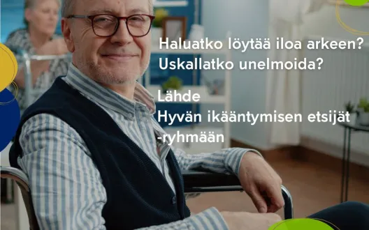 Ikääntynyt mies istuu pyörätuolissa, katsoo kameraan ja hymyilee.