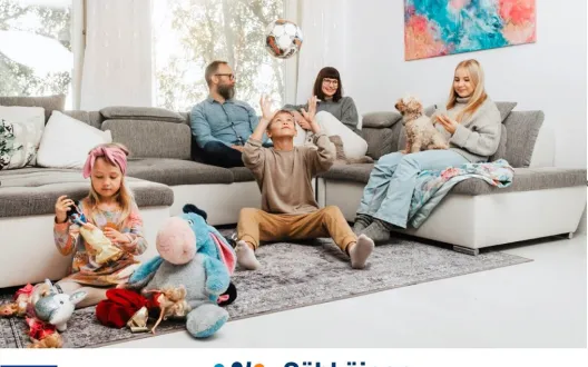 Omaperheen brändikuva, jossa perhe viettämässä aikaa olohuoneessa.