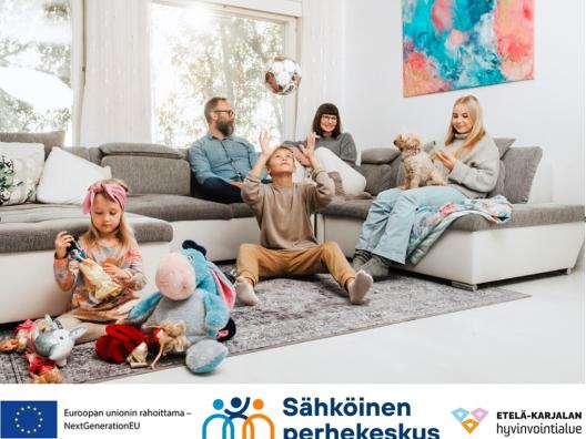 Omaperheen brändikuva, jossa perhe viettämässä aikaa olohuoneessa.