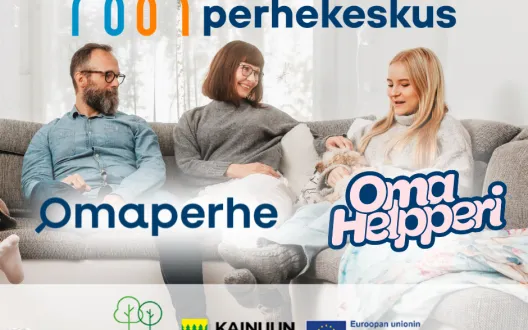 Kuvassa perhe istuu sohvalla. Sähköisen perhekeskuksen logo, Omaperheen ja Omahelpperin logot. Kainuun hyvinvointialueen logo, Kastävän kasvun Kainuu 2 -hankkeen logo ja EU logo.