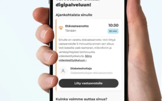 Kädessä puhelin, jonka ruudulla näkymä OmaEP digipalvelusta