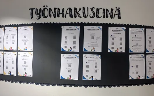 Seinällä on QR-koodillisia työnhakuun ja koulutukseen liittyviä julisteita.