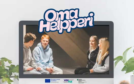 Omahelpperi teksti. Nuoret keskustelevat. Varhan, Next Generation EU:n ja Suomen Kestävän kasvun ohjelman logot.