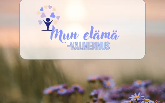 Mun elämä -valmennuksen kansikuva, jossa otsikon taustalla auringonlasku ja kukkia