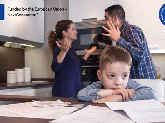 Poika istuu keittiön pöydän ääressä, ja hänen takanaan kaksi aikuista riitelee.