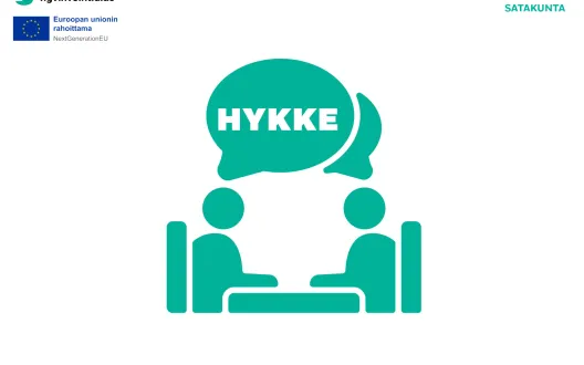 Ammattilainen ja asiakas keskustelevat pöydän ääressä. Puhekuplassa heidän yläpuolellaan lukee "hykke".