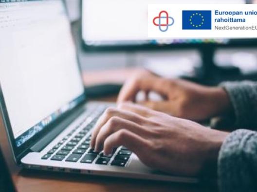 Tekninen tuki vastaa asiakkaan lähettämään chat -viestiin.