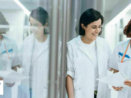 Terveysaseman työntekijöitä