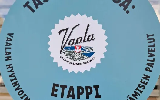 Kuva ikkunateippauksesta, kuvassa kunnan logo