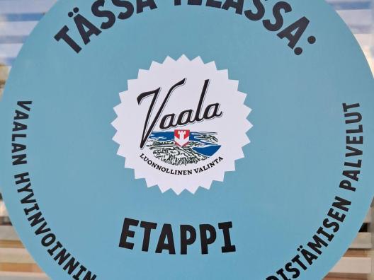 Kuva ikkunateippauksesta, kuvassa kunnan logo