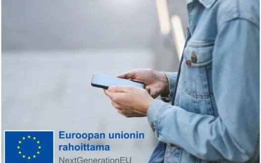 Henkilö puhelin kädessä ja EU-lippu - Euroopan unionin rahoittama NextGenerationEU