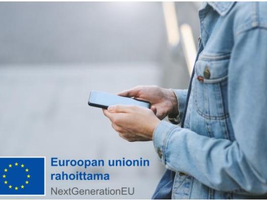 Henkilö puhelin kädessä ja EU-lippu - Euroopan unionin rahoittama NextGenerationEU