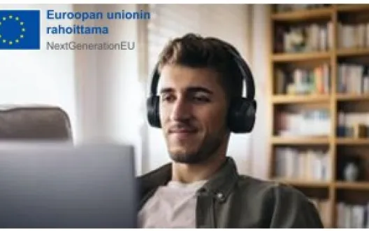 Mies tietokoneella luurit päässä