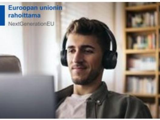 Mies tietokoneella luurit päässä