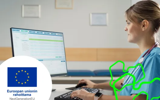 Sairaanhoitaja kirjoittaa tietokoneella