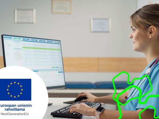 Sairaanhoitaja kirjoittaa tietokoneella