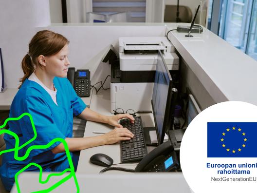 Sairaanhoitaja kirjoittaa tietokoneella työpisteellä