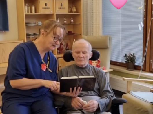 Toivelauluhetki asiakkaan kanssa