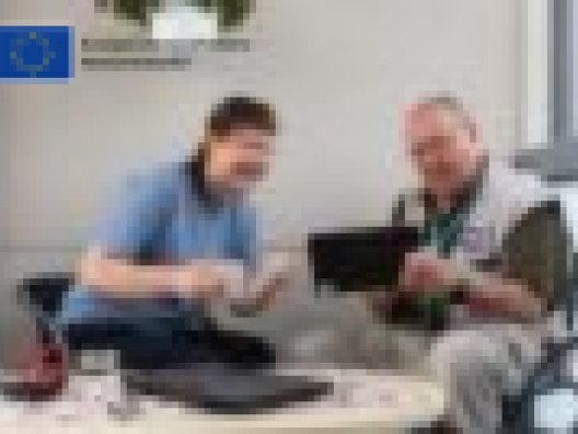 Kuvassa hoitaja ja ikääntynyt sekä EU unionin rahoittama -logo