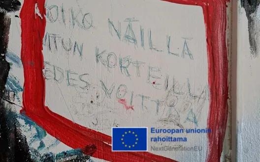Mietelause asumisyksikön seinästä. Kuvaan lisätty EU rahoituslogo. 