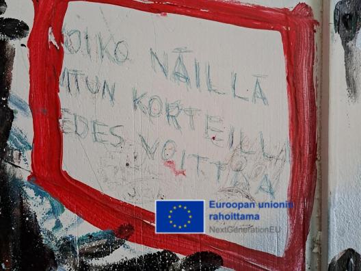 Mietelause asumisyksikön seinästä. Kuvaan lisätty EU rahoituslogo. 
