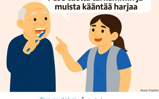 Kotihoidon ammattilainen ohjaa ikäihmistä hampaiden pesun hyvään lopputulokseen.