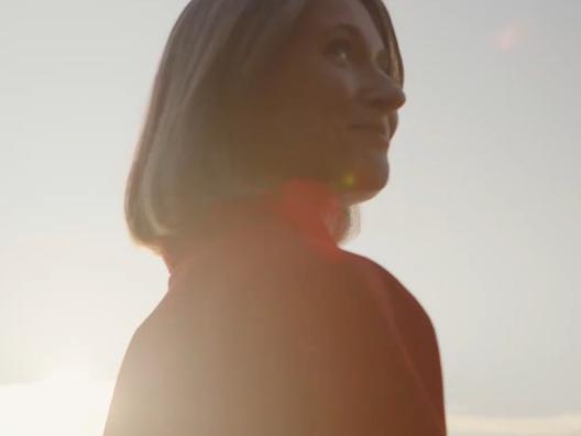 Nainen punaisessa mekossa