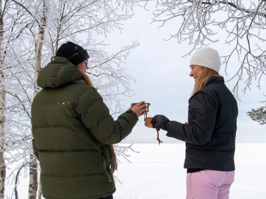 Kaksi talviurheilijaa tauolla.
