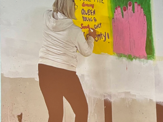 Ikäihminen tekemässä taidetta