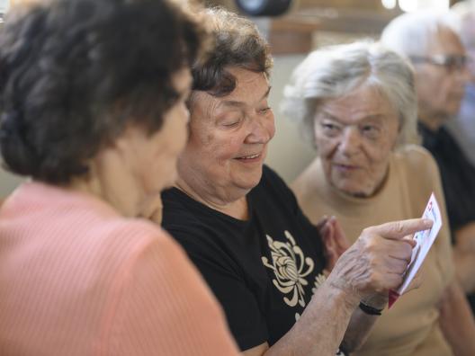 Kuva Kotikulmilla-ryhmän toiminnasta kerhohuoneelta