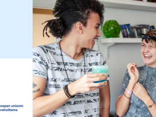 Valokuvassa kaksi nuorta juttelee keskenään ja nauraa. Kuvassa on myös teksti Euroopan unionin osa-rahoittama ja THL-logo.