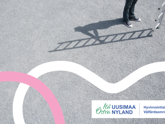 Itä-uudenmaan hyvinvointialueen logo ja jalat ja varjo ihmisestä ja tikapuista