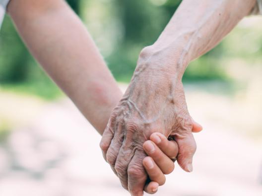 Kaksi ihmistä käsikädessä