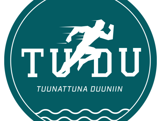 TUDU-hankkeen logo. Pyöreä, vihreä, valkoisella teksti TUDU Tuunattuna Duuniin ja juokseva hahmo
