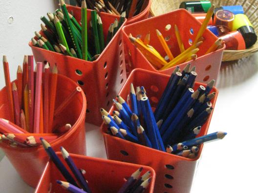 Värikyniä purkeissa väreittäin.