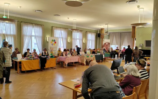 Henkilöitä järjestöjen messuilla