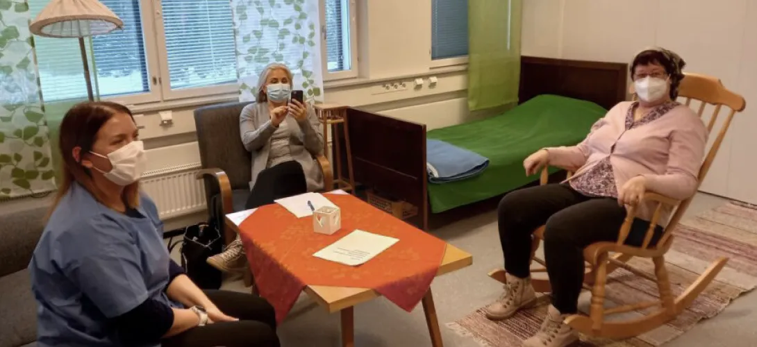 Valmennus- ja simulaatiokoulutus kotiin vietävän teknologian käyttöönoton tukena